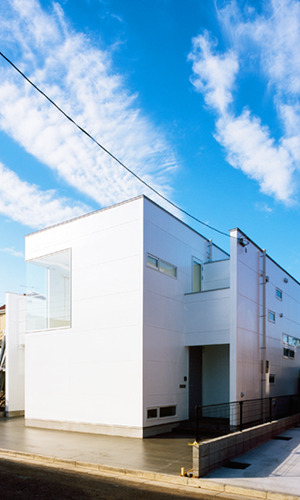 青空と溶け込んだ外観