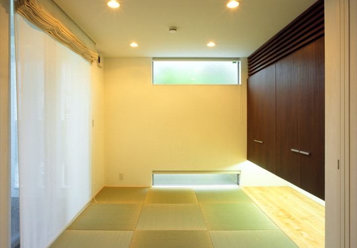 地窓とハイサイドライトのある和室