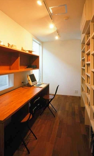 壁面収納の本棚に手が届きやすい書斎