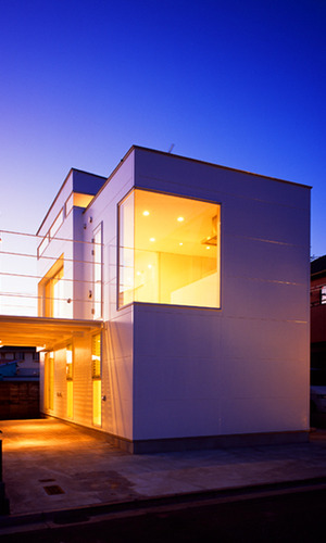 灯りがともる夜の外観