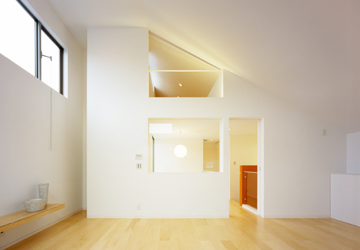 高い位置に設置した窓から自然光を確保