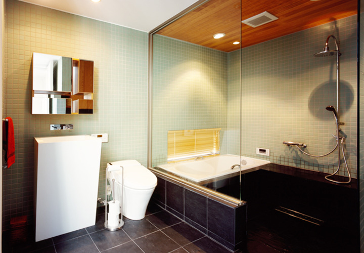 落ち着いた配色の浴室・トイレスペース