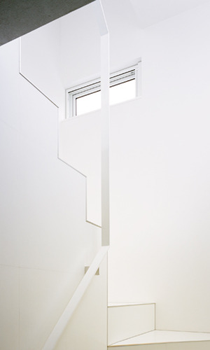 シンプルな階段スペース