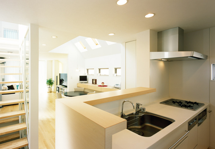 吹き抜けから光が降り注ぐリビング