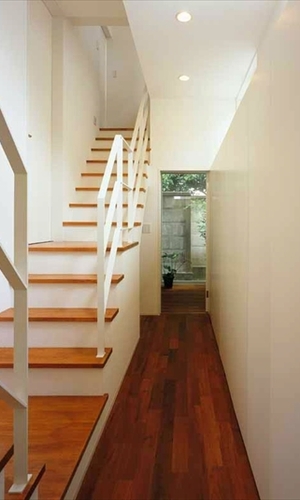 スキップフロアを活かす縦に繋がる空間