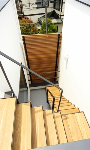 落ち着く色合いの階段