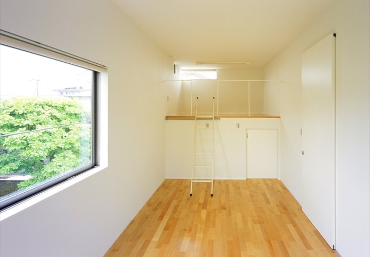 窓から明るい光の入るロフト付きの部屋