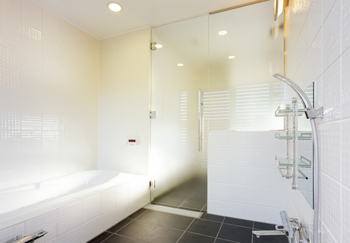 シンプルモダンなバスルーム