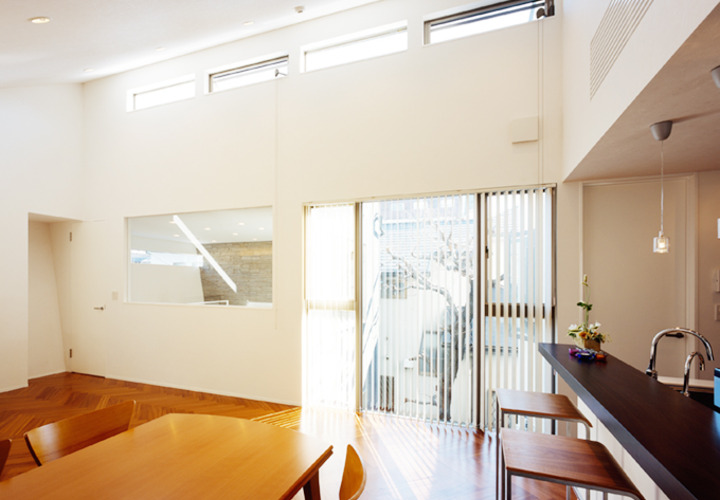 たくさんの窓から光が注ぐリビング