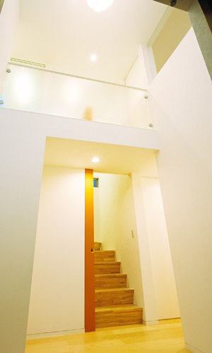 吹き抜けの階段スペース