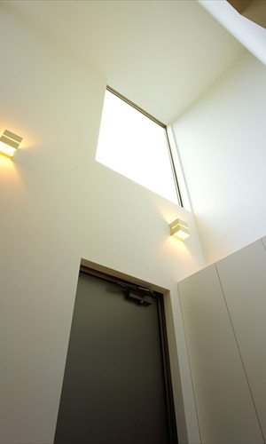 ハイサイドライトのある玄関スペース