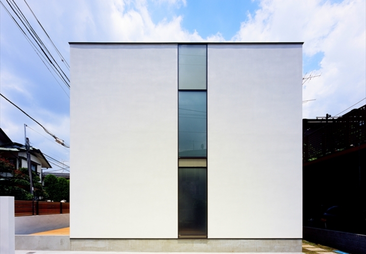 空の下に佇むボックス型の外観