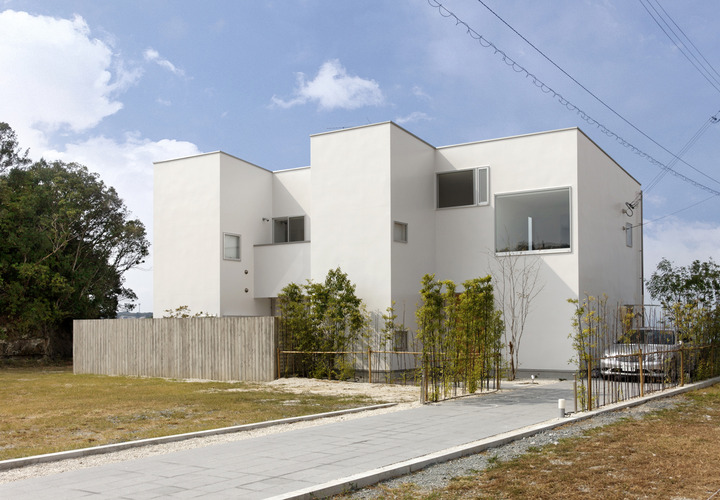 白い箱が、真っ青な空に美しく映えるセカンドハウス