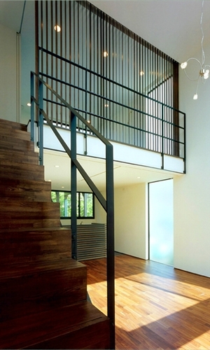 吹き抜けで開放的な２階スペース