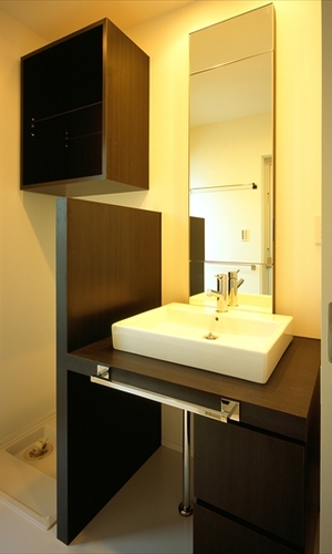 シックな色合いの洗面台