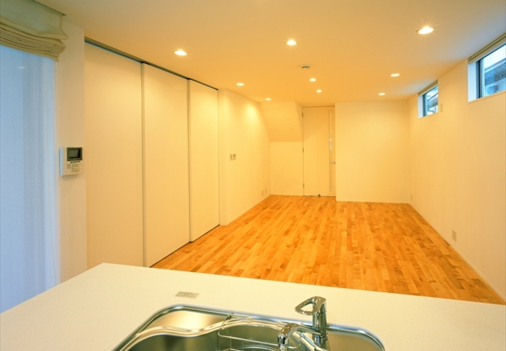 和室に繋がる扉を閉めたリビング