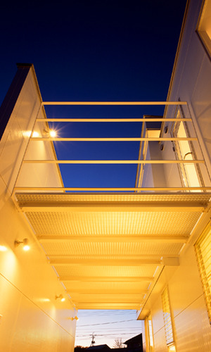 １階から２階のバルコニーを見上げる