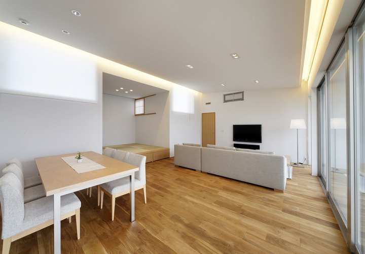 日常の煩わしさを忘れさせてくれる、余分なものが一切ないリビング・ダイニング＋和室