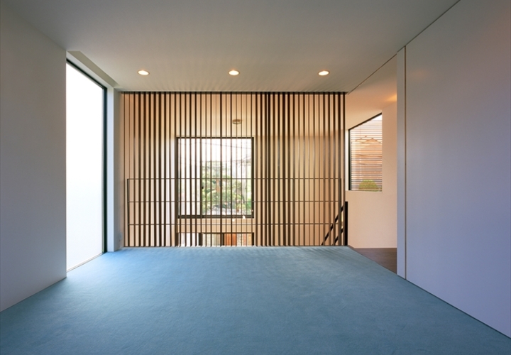 吹き抜けや窓からの光で明るい２階スペース