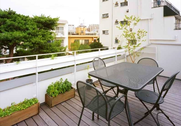 家族でくつろげる開放的なウッドデッキ