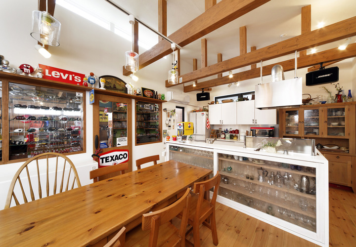 コレクションのメガネ等を飾る、造り付けのガラスのディスプレイケースが個性的なリビング