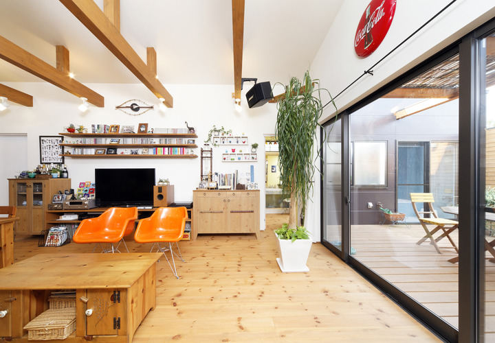 平屋のプランを生かした、勾配天井の贅沢なリビング