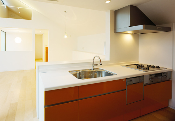 キッチンからリビングを眺める