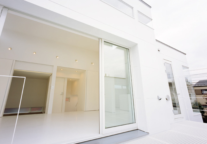 バルコニーから続くリビング