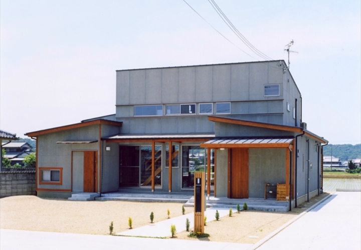 可愛らしい植木が続く玄関ポーチ