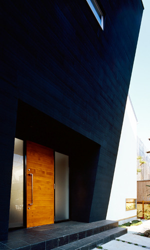 重厚な木の玄関ドア