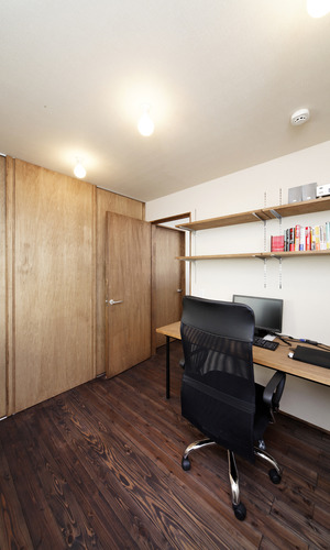 木の温かみを感じる別荘の一室のような、シンプルな書斎