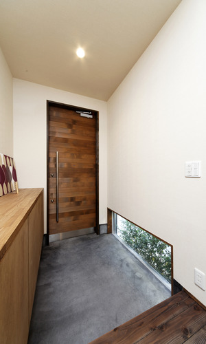 木製ドアが、懐かしい雰囲気のある柔らかい空間作りにマッチした玄関