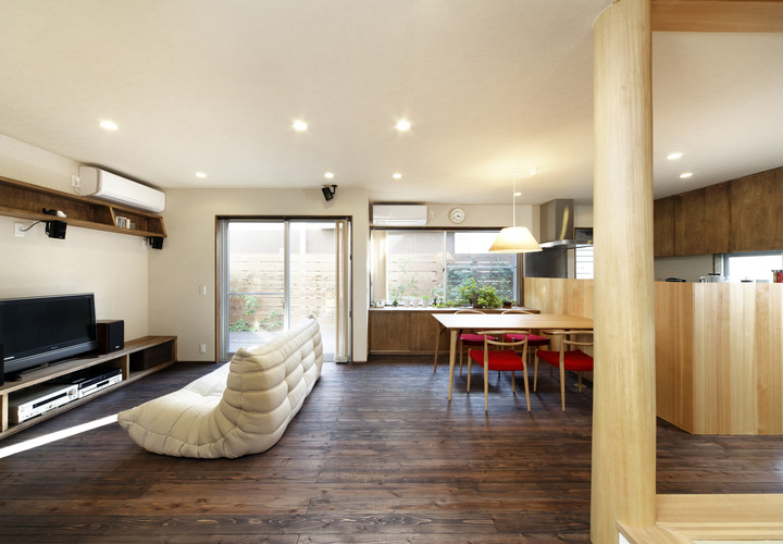 LDKと和室を緩やかに区分しながら空間にメリハリを与えている、核となる大黒柱