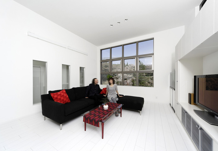 春には桜、夏には青々とした緑が楽しめる、窓からの景色を優先したリビング