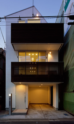 ルーバーの隙間から見えるぼんやりと灯される光が魅力的な夜の外観