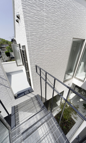 中庭の空間を損ねないようにデザインされた、バルコニー＋外階段