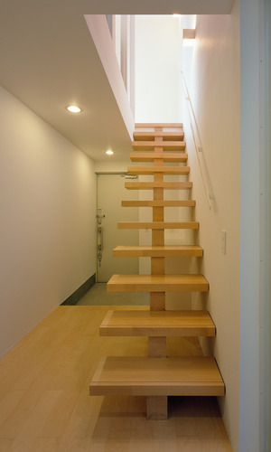 厚みのある、重厚感たっぷりの木材がインパクト絶大な階段