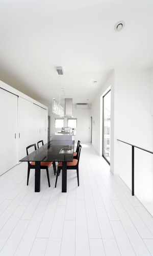 眩いくらいの白さが美しい、奥行きのあるダイニング・キッチン