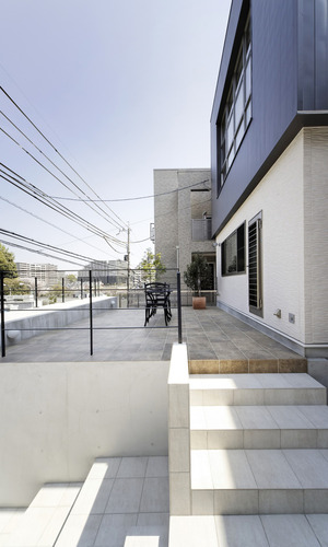 大きめのタイルを上品に使い分けた、優雅なテラス・バルコニー