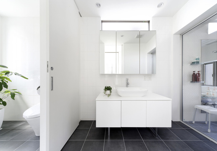 独立型の浴室・洗面所・トイレでありながら、広々と一体感をもたせたオシャレな水回り