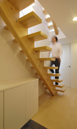 １Fから３Fまで繋がる、全て厚みのある木材でできた階段