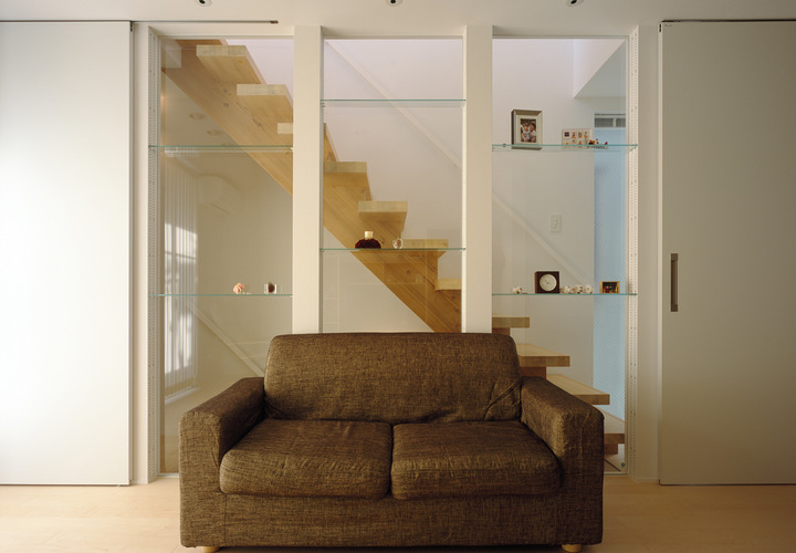 柱壁をガラスにしたことで、採光と広さを得たリビングと階段スペース