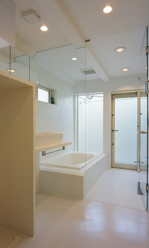 ガラス壁＋ガラスドアが、衛生的で透明感のある浴室