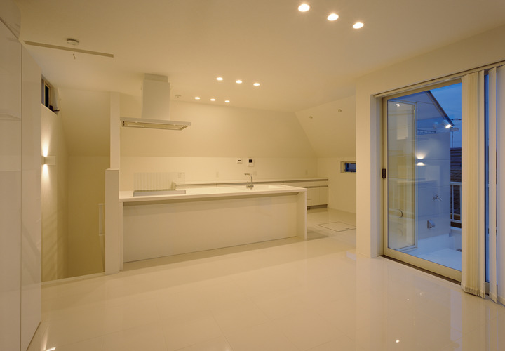 真っ白なPタイルが、艶やかな白を演出するLDK