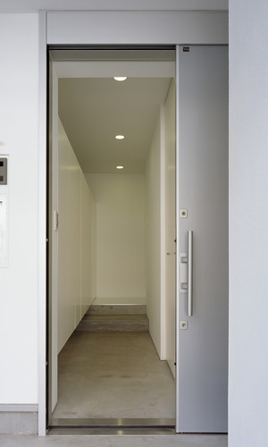 上下にスペースをもたせた軽やかなシューズボックスが印象的な、玄関スペース