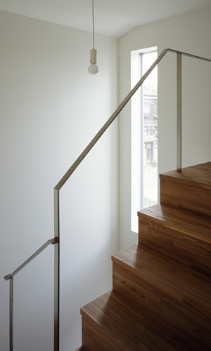 無垢のフローリング材をそのまま階段に使用した、動きのある階段