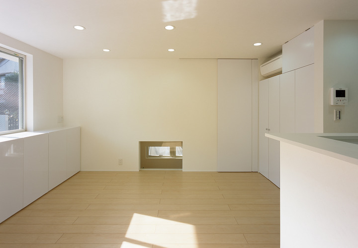 やさしい色合いのフローリングと、白でまとめた明るいリビング