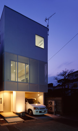 意匠性と防犯性を兼ね備えた、ファサードがアルミパンチングの外観