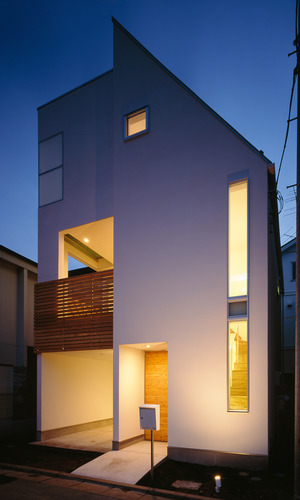 造形的な佇まいが印象的な、光の美しい夜の外観