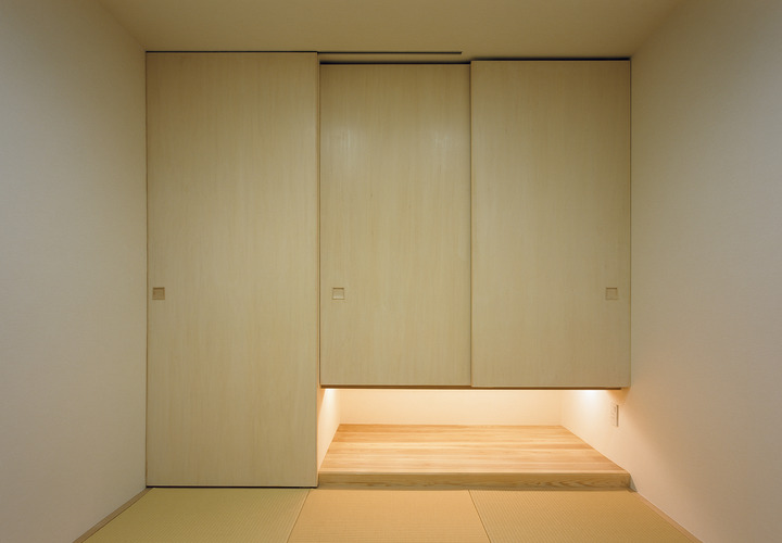 収納下を照明が当たる床の間にした、すっきりとまとめた和室